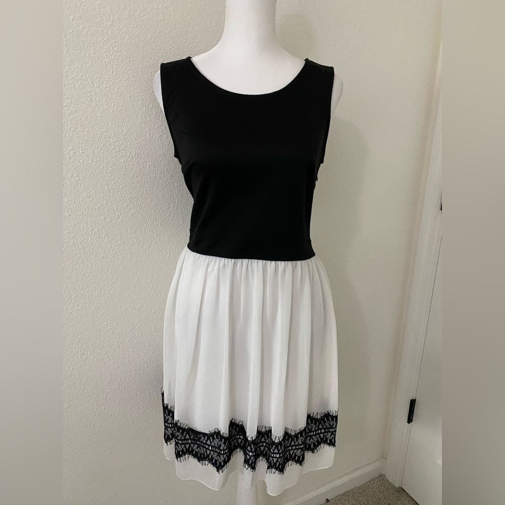 En Focus Studio Black and White Sleeveless dress with
Open Back size 6P - Picture 1 of 9